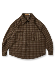 製品画像
「ヴィンテージチェック柄シャツの全体展示図。クラシックなブルー＆ブラウン、イエロー＆ブラウンのチェック柄デザインがアメカジスタイルの魅力を引き立て、アコーディオンポケットとラウンドヘムデザインがポイント。」

詳細画像
「胸元のアコーディオンポケットとチェック柄のディテール特写。収納機能と立体感を演出し、スタイリングにアクセントを加えるデザイン。」
