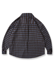 製品画像
「ヴィンテージチェック柄シャツの全体展示図。クラシックなブルー＆ブラウン、イエロー＆ブラウンのチェック柄デザインがアメカジスタイルの魅力を引き立て、アコーディオンポケットとラウンドヘムデザインがポイント。」

詳細画像
「胸元のアコーディオンポケットとチェック柄のディテール特写。収納機能と立体感を演出し、スタイリングにアクセントを加えるデザイン。」
