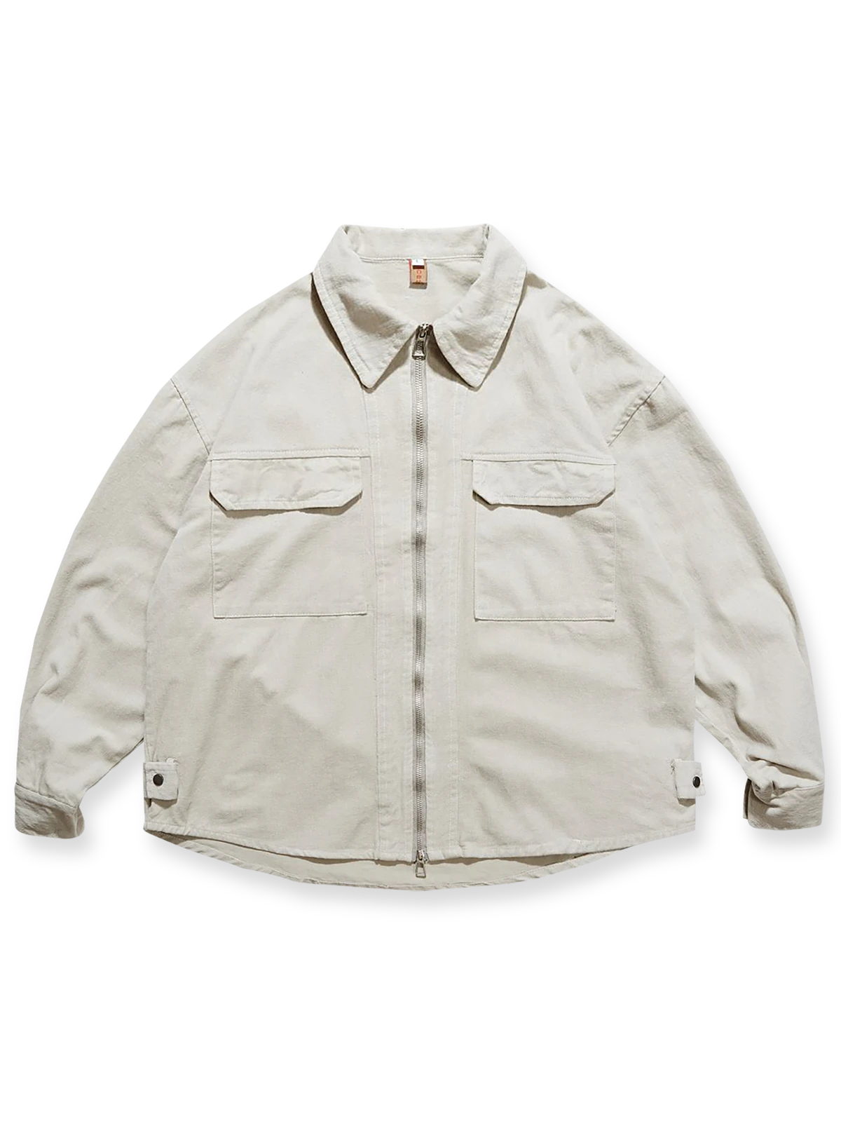 製品画像
「ダブルジップウォッシュ加工長袖シャツ全体の展示図。ウォッシュ加工によるヴィンテージ感とダブルジップデザインが特徴的で、実用性とスタイルを兼ね備えたワークシャツ。」

詳細画像
「金属製ダブルジップと裾のスナップボタンのディテール特写。上下両方向で開閉可能なダブルジップと、スナップボタンがワークスタイルを強調。」
