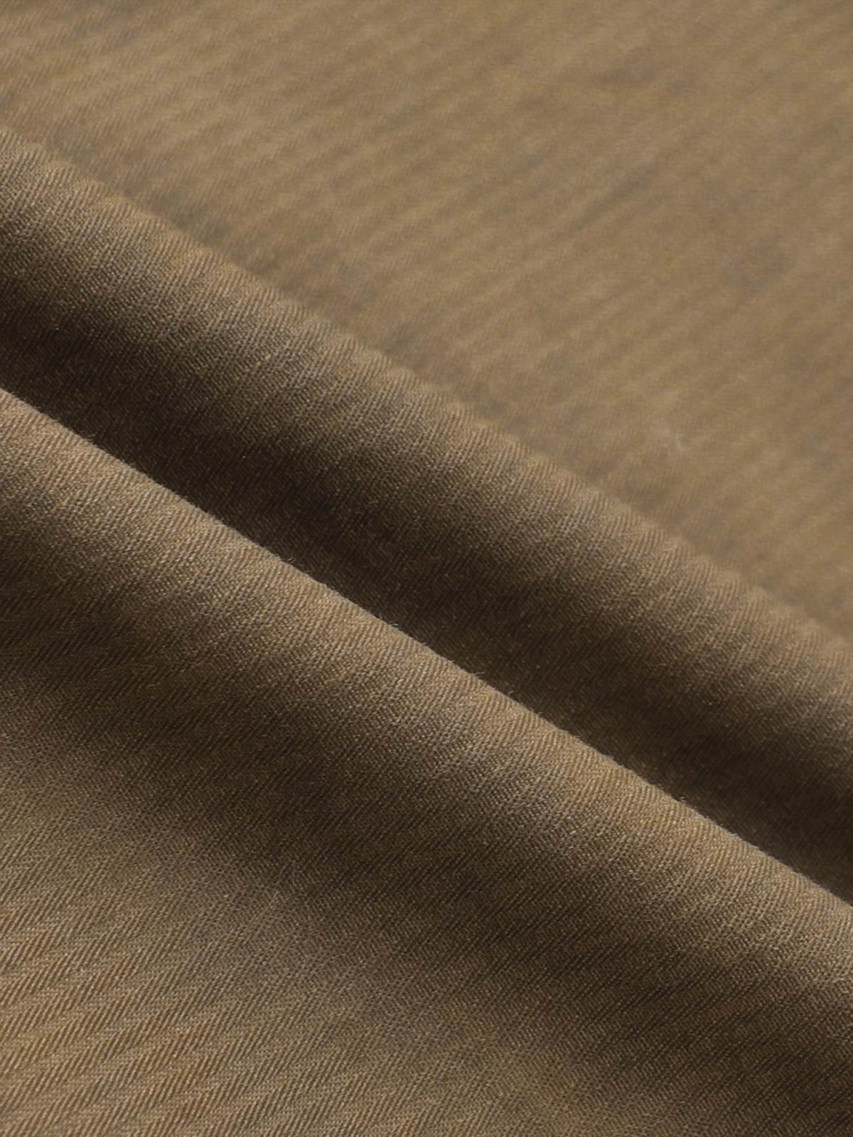 製品画像
「スプレー加工 長袖シャツの正面全体図。20世紀中期のワークウェアやミリタリースタイルから着想を得たデザインで、クラシックなスプレー加工と高密度コットンツイル素材が特徴。ヴィンテージ感と耐久性を兼ね備えたスタイリッシュな一着。」

詳細画像
「スプレー加工 長袖シャツの手作業によるスプレー加工模様とライトなバイオウォッシュ加工のクローズアップ。長年着込んだようなヴィンテージライクな質感を演出する、奥行きのあるテクスチャーと自然な風合いが特徴。」