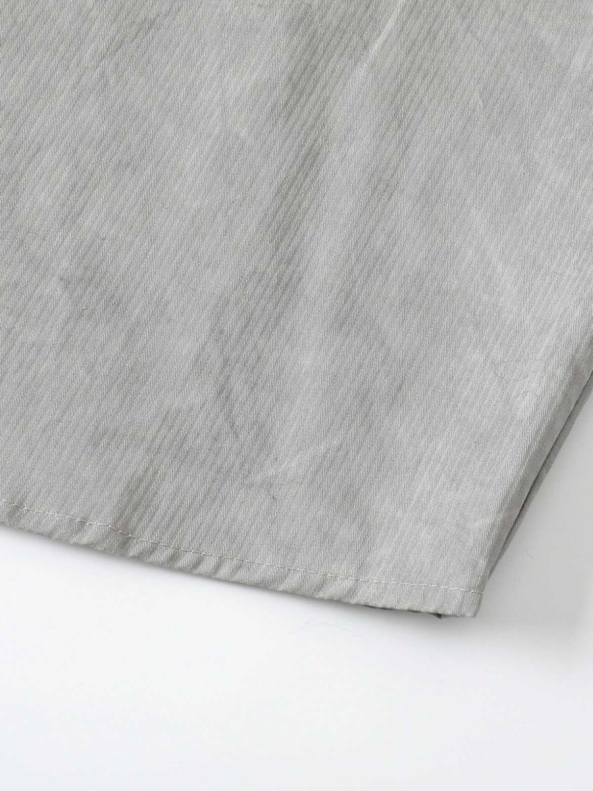 製品画像
「スプレー加工 長袖シャツの正面全体図。20世紀中期のワークウェアやミリタリースタイルから着想を得たデザインで、クラシックなスプレー加工と高密度コットンツイル素材が特徴。ヴィンテージ感と耐久性を兼ね備えたスタイリッシュな一着。」

詳細画像
「スプレー加工 長袖シャツの手作業によるスプレー加工模様とライトなバイオウォッシュ加工のクローズアップ。長年着込んだようなヴィンテージライクな質感を演出する、奥行きのあるテクスチャーと自然な風合いが特徴。」