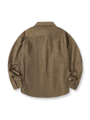 製品画像
「スプレー加工 長袖シャツの正面全体図。20世紀中期のワークウェアやミリタリースタイルから着想を得たデザインで、クラシックなスプレー加工と高密度コットンツイル素材が特徴。ヴィンテージ感と耐久性を兼ね備えたスタイリッシュな一着。」

詳細画像
「スプレー加工 長袖シャツの手作業によるスプレー加工模様とライトなバイオウォッシュ加工のクローズアップ。長年着込んだようなヴィンテージライクな質感を演出する、奥行きのあるテクスチャーと自然な風合いが特徴。」