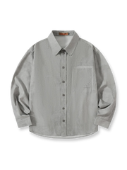 製品画像
「スプレー加工 長袖シャツの正面全体図。20世紀中期のワークウェアやミリタリースタイルから着想を得たデザインで、クラシックなスプレー加工と高密度コットンツイル素材が特徴。ヴィンテージ感と耐久性を兼ね備えたスタイリッシュな一着。」

詳細画像
「スプレー加工 長袖シャツの手作業によるスプレー加工模様とライトなバイオウォッシュ加工のクローズアップ。長年着込んだようなヴィンテージライクな質感を演出する、奥行きのあるテクスチャーと自然な風合いが特徴。」