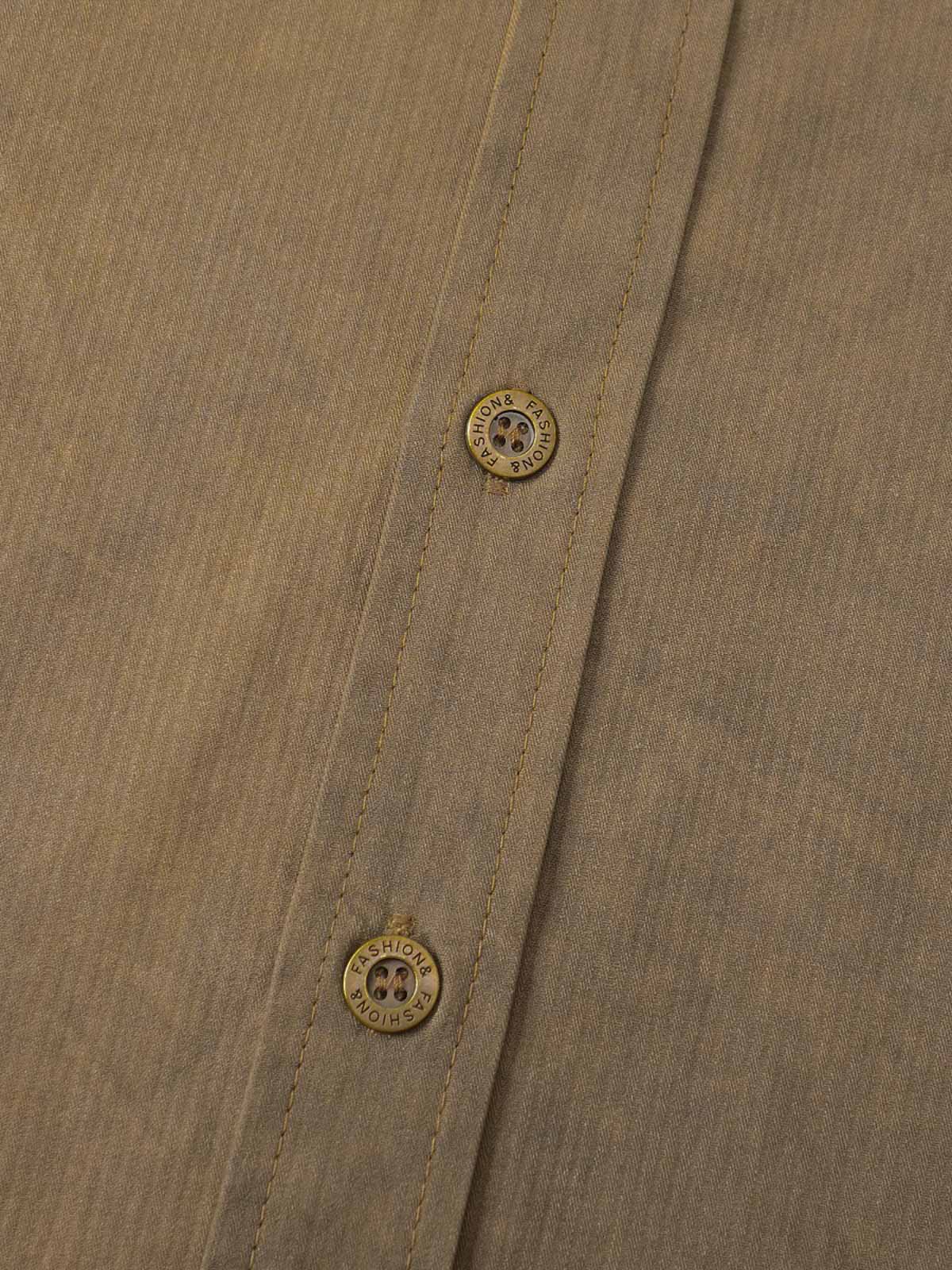 製品画像
「スプレー加工 長袖シャツの正面全体図。20世紀中期のワークウェアやミリタリースタイルから着想を得たデザインで、クラシックなスプレー加工と高密度コットンツイル素材が特徴。ヴィンテージ感と耐久性を兼ね備えたスタイリッシュな一着。」

詳細画像
「スプレー加工 長袖シャツの手作業によるスプレー加工模様とライトなバイオウォッシュ加工のクローズアップ。長年着込んだようなヴィンテージライクな質感を演出する、奥行きのあるテクスチャーと自然な風合いが特徴。」