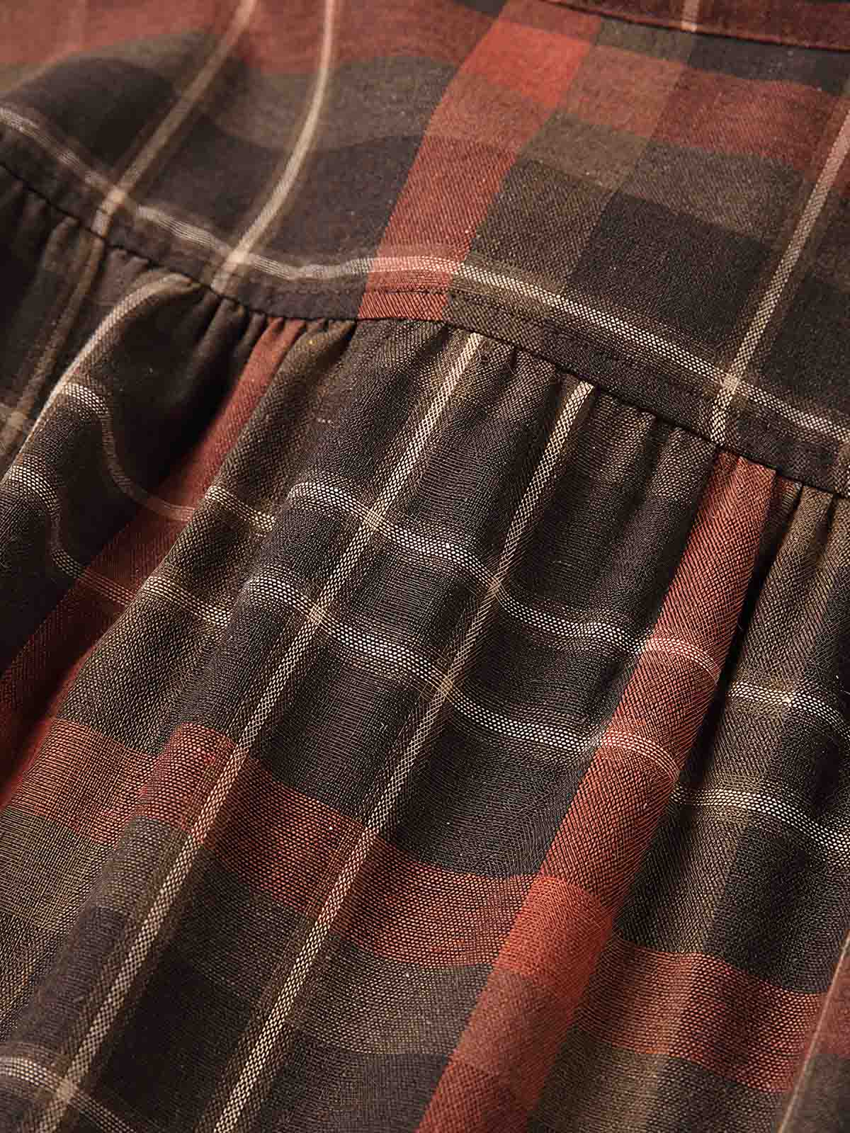 製品画像: 肘パッチ付きヴィンテージ風チェック柄シャツの全体像
詳細画像: 肘パッチとアジャスター付き袖口のディテール