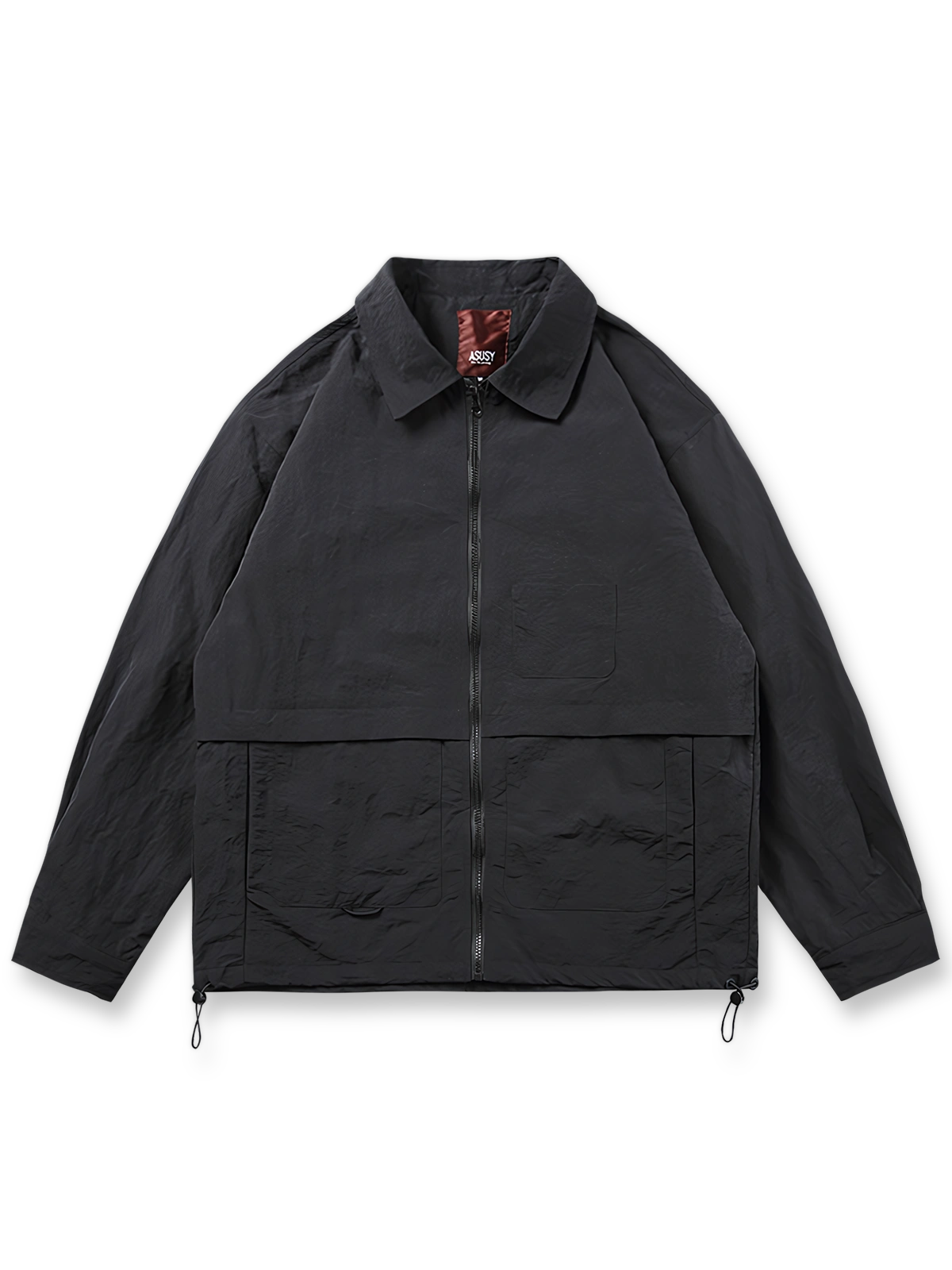 製品画像: 両脇ポケットとウエストのドローストリングが特徴のシンプルなフラップジャケット。
詳細画像: 両脇ポケットとウエストのドローストリングディテールをクローズアップ。