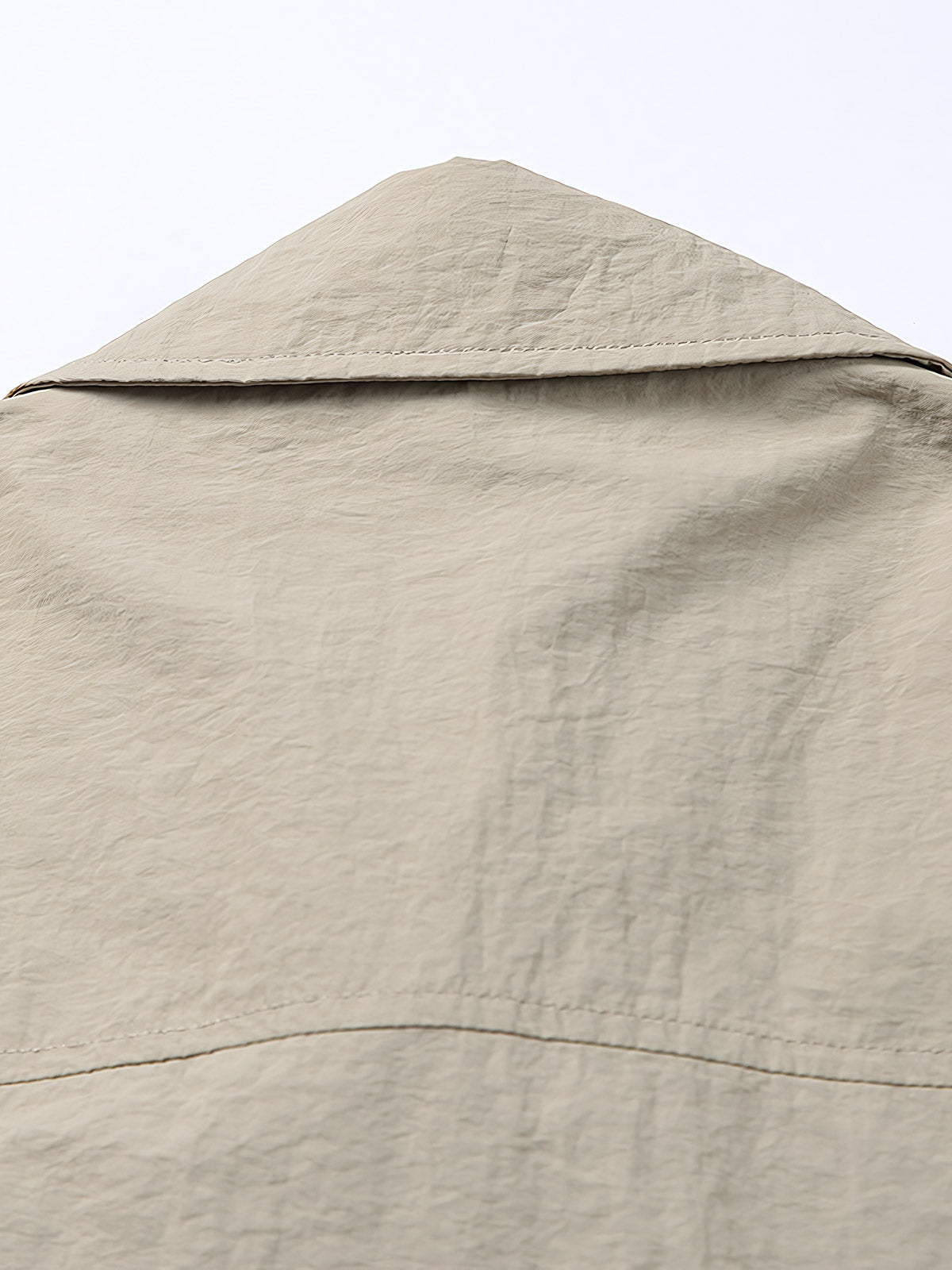 製品画像: 両脇ポケットとウエストのドローストリングが特徴のシンプルなフラップジャケット。
詳細画像: 両脇ポケットとウエストのドローストリングディテールをクローズアップ。