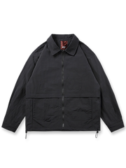 製品画像: 両脇ポケットとウエストのドローストリングが特徴のシンプルなフラップジャケット。
詳細画像: 両脇ポケットとウエストのドローストリングディテールをクローズアップ。