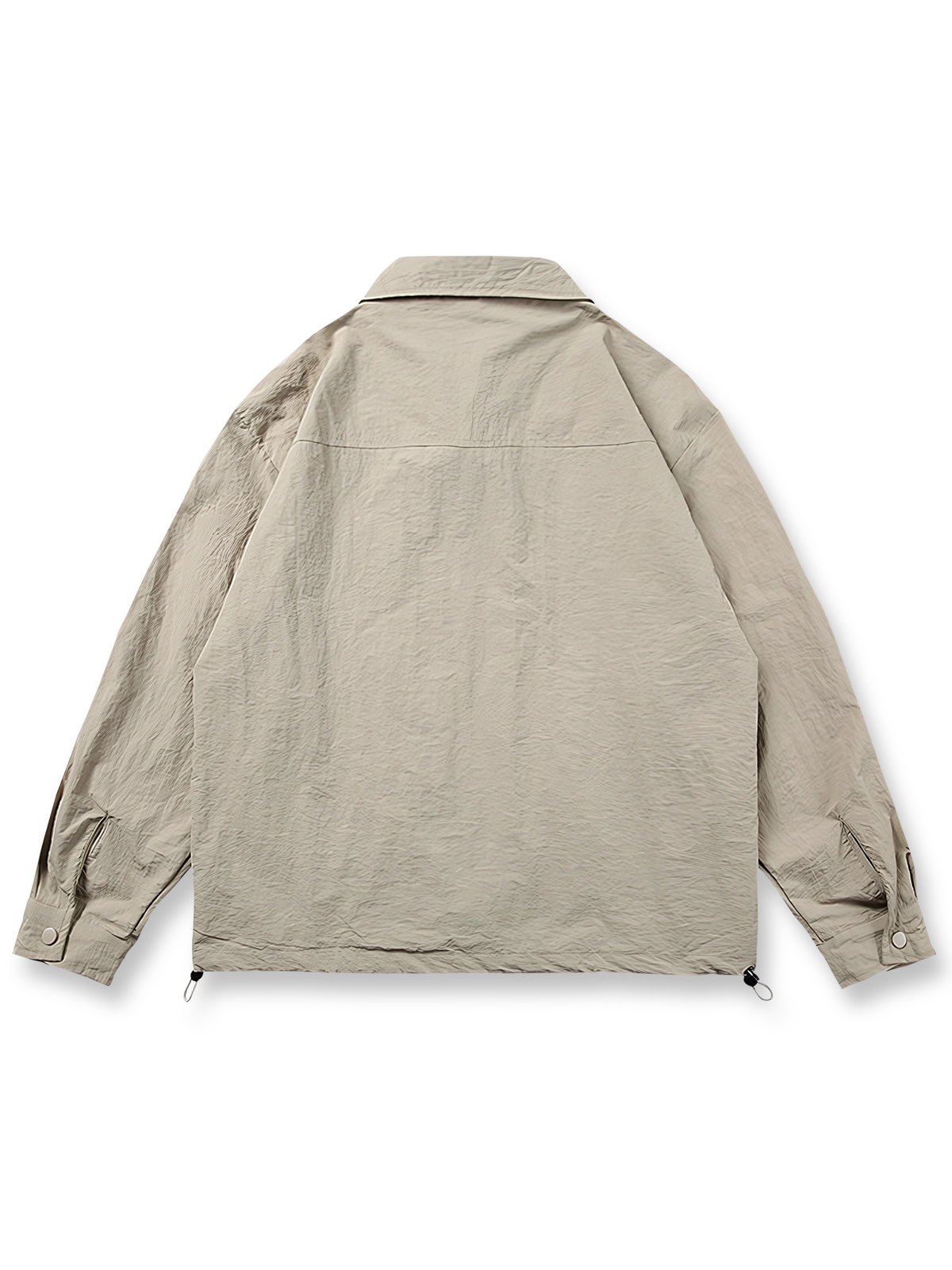 製品画像: 両脇ポケットとウエストのドローストリングが特徴のシンプルなフラップジャケット。
詳細画像: 両脇ポケットとウエストのドローストリングディテールをクローズアップ。