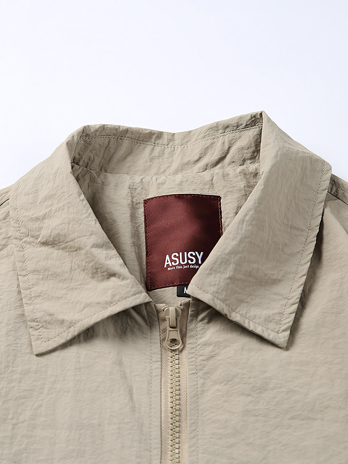 製品画像: 両脇ポケットとウエストのドローストリングが特徴のシンプルなフラップジャケット。
詳細画像: 両脇ポケットとウエストのドローストリングディテールをクローズアップ。