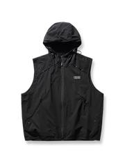 製品画像: フード付きアウトドア機能ベストの正面ビュー、軽量でシンプルなデザインが特徴。アウトドアにもカジュアルにも使えるアイテム。

詳細画像: フードと大きなポケット、防風・防水設計が強調されたディテールショット。耐久性のあるポリエステル素材が確認できる。