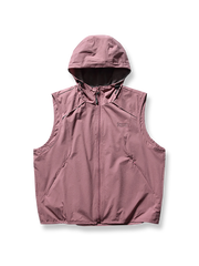 製品画像: フード付きアウトドア機能ベストの正面ビュー、軽量でシンプルなデザインが特徴。アウトドアにもカジュアルにも使えるアイテム。

詳細画像: フードと大きなポケット、防風・防水設計が強調されたディテールショット。耐久性のあるポリエステル素材が確認できる。