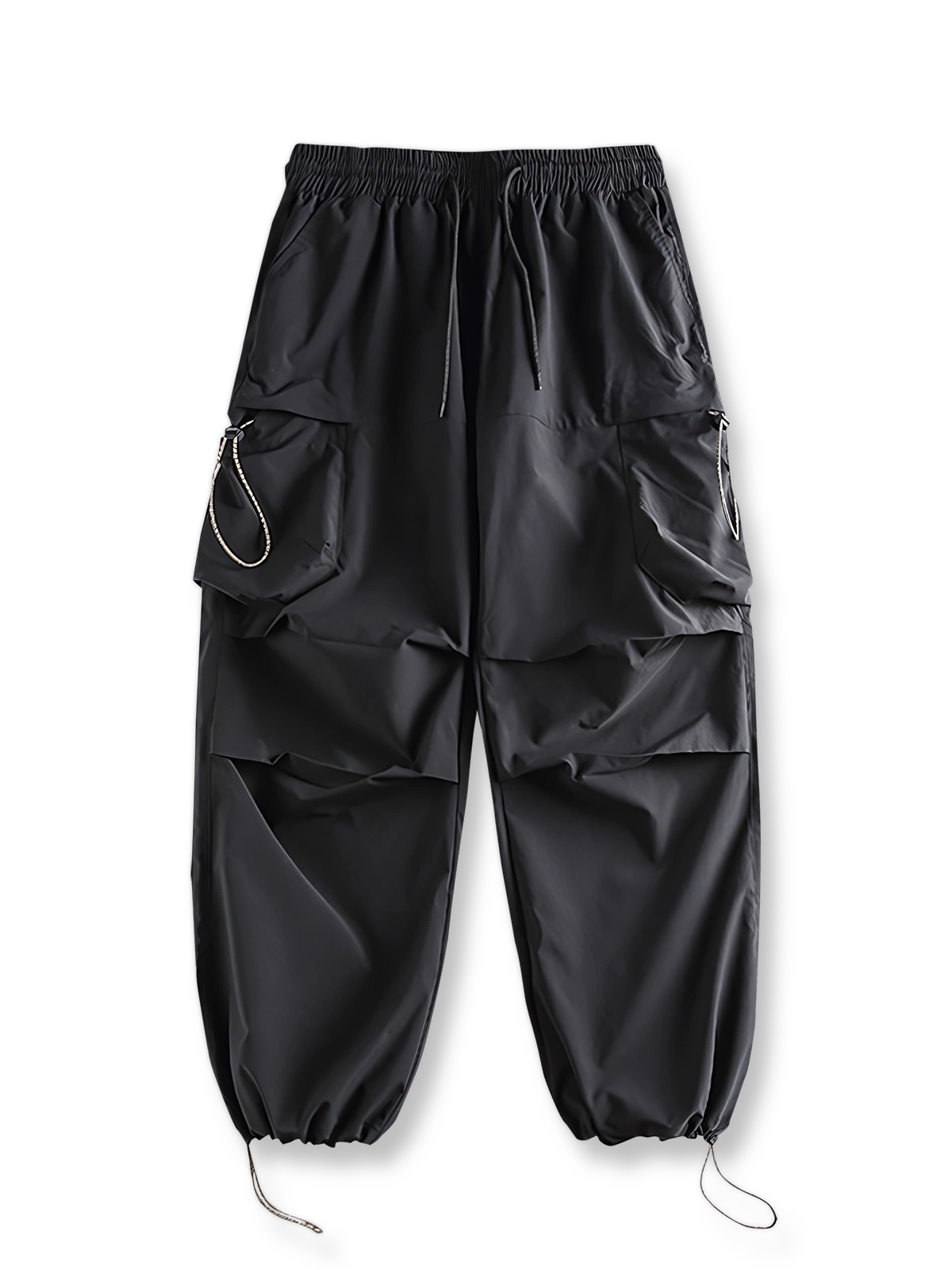 製品画像: 空挺兵スタイルのカーゴパンツ、ドローストリング付きで機能性が際立つデザイン。
詳細画像: 立体ポケットと膝のダブルタックのディテールが分かるクローズアップショット。