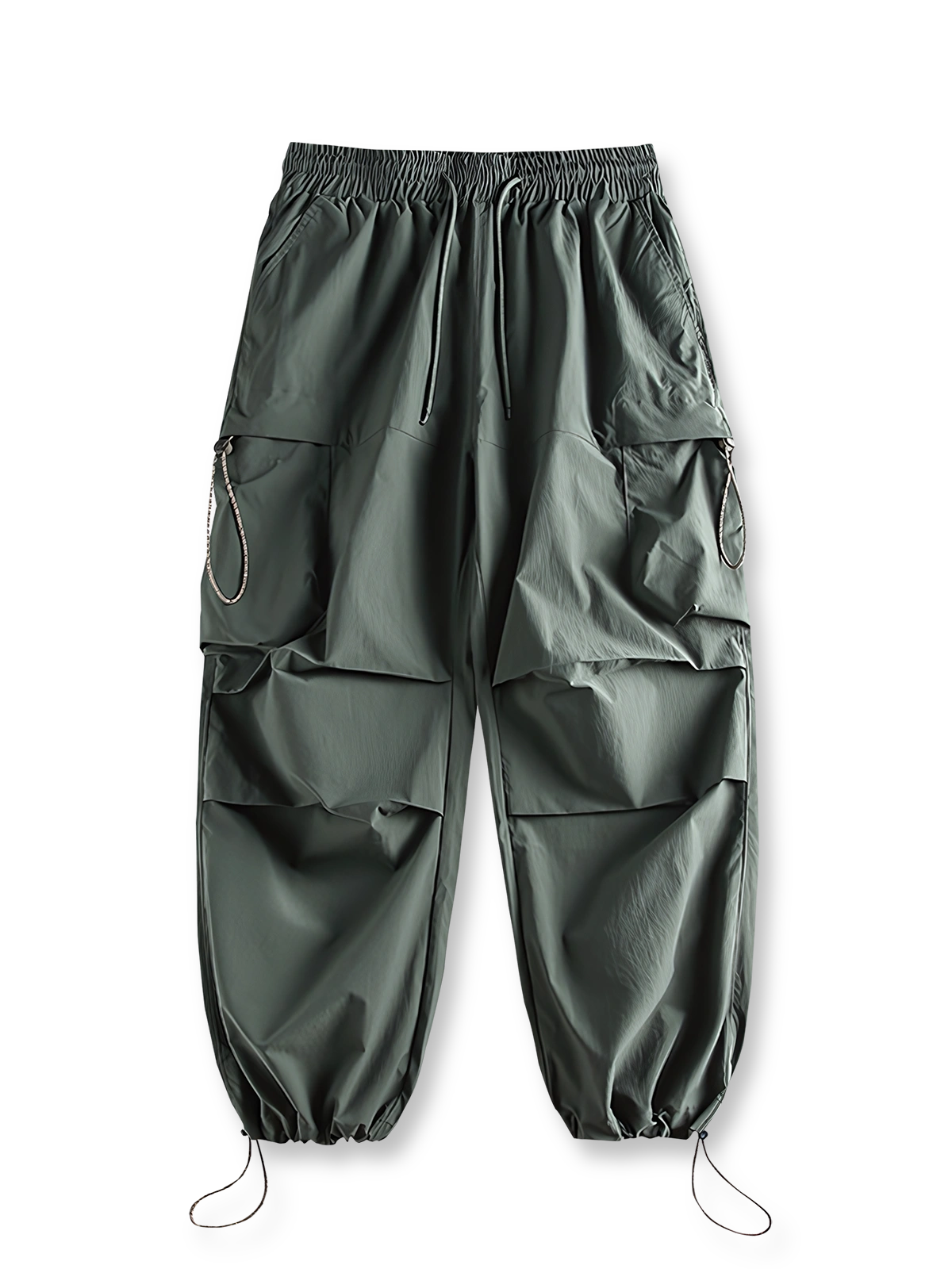 製品画像: 空挺兵スタイルのカーゴパンツ、ドローストリング付きで機能性が際立つデザイン。
詳細画像: 立体ポケットと膝のダブルタックのディテールが分かるクローズアップショット。