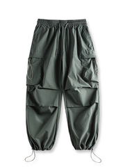 製品画像: 空挺兵スタイルのカーゴパンツ、ドローストリング付きで機能性が際立つデザイン。
詳細画像: 立体ポケットと膝のダブルタックのディテールが分かるクローズアップショット。