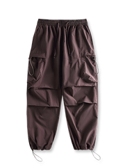 製品画像: 空挺兵スタイルのカーゴパンツ、ドローストリング付きで機能性が際立つデザイン。
詳細画像: 立体ポケットと膝のダブルタックのディテールが分かるクローズアップショット。