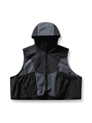 製品画像: レトロカラーの機能性ベスト。アウトドアに最適なデザインで、ポリエステル素材による高い耐久性と防風性を備えています。
詳細画像: 機能的な多機能ポケット。日常やアウトドアで便利に使えるディテールが強調されています。