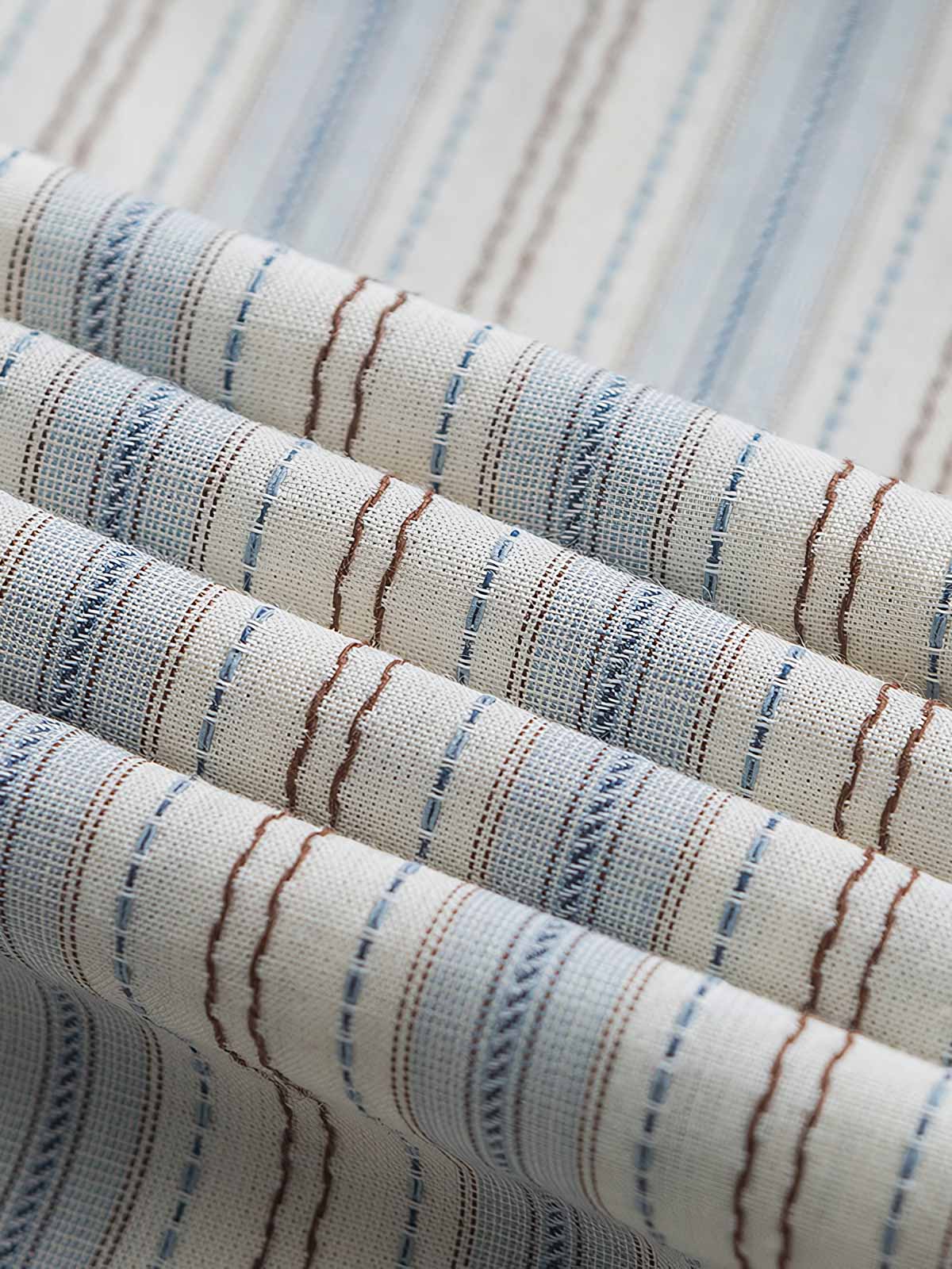 ストライプ柄半袖シャツのドローコード裾とダブルポケットのクローズアップ。柔らかく通気性の良いコットン素材と機能的ディテールが特徴。