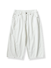 製品画像: 白い七分丈ストレートパンツの正面図