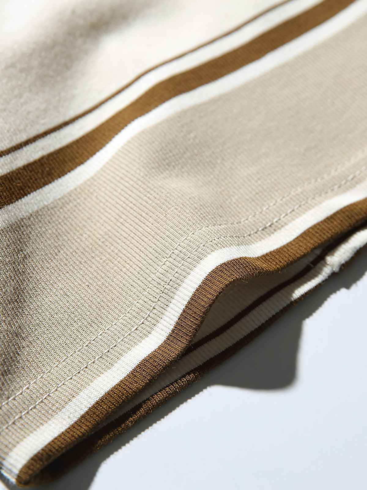 詳細画像: ストライプのディテールと素材感