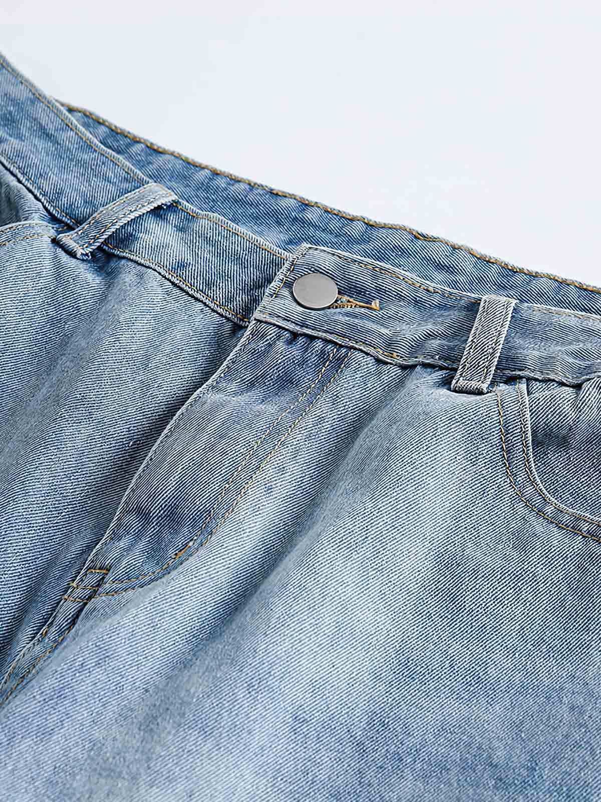 デニム素材のディテールとAラインカット