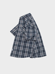 ブルー＆ホワイトのチェック柄短袖シャツ、スタンダードフィットで快適な着心地を提供。クラシックで対称的なチェック配列が特徴的。