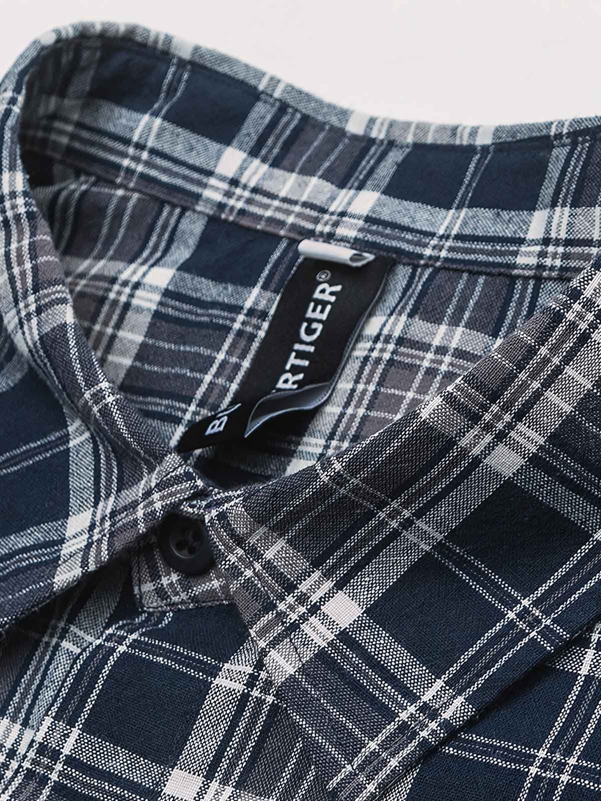 ブルー＆ホワイトチェック柄シャツのピュアコットン素材のクローズアップ。柔らかな肌触りと優れた耐久性を示す。