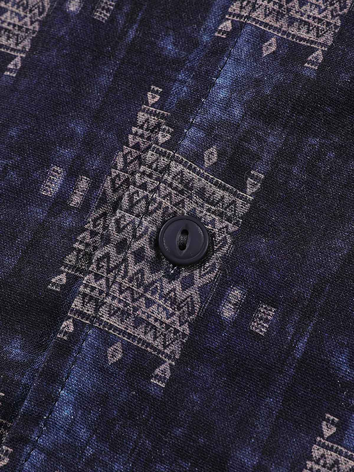 詳細画像: シャツのラウンドヘムとプリント柄のディテール