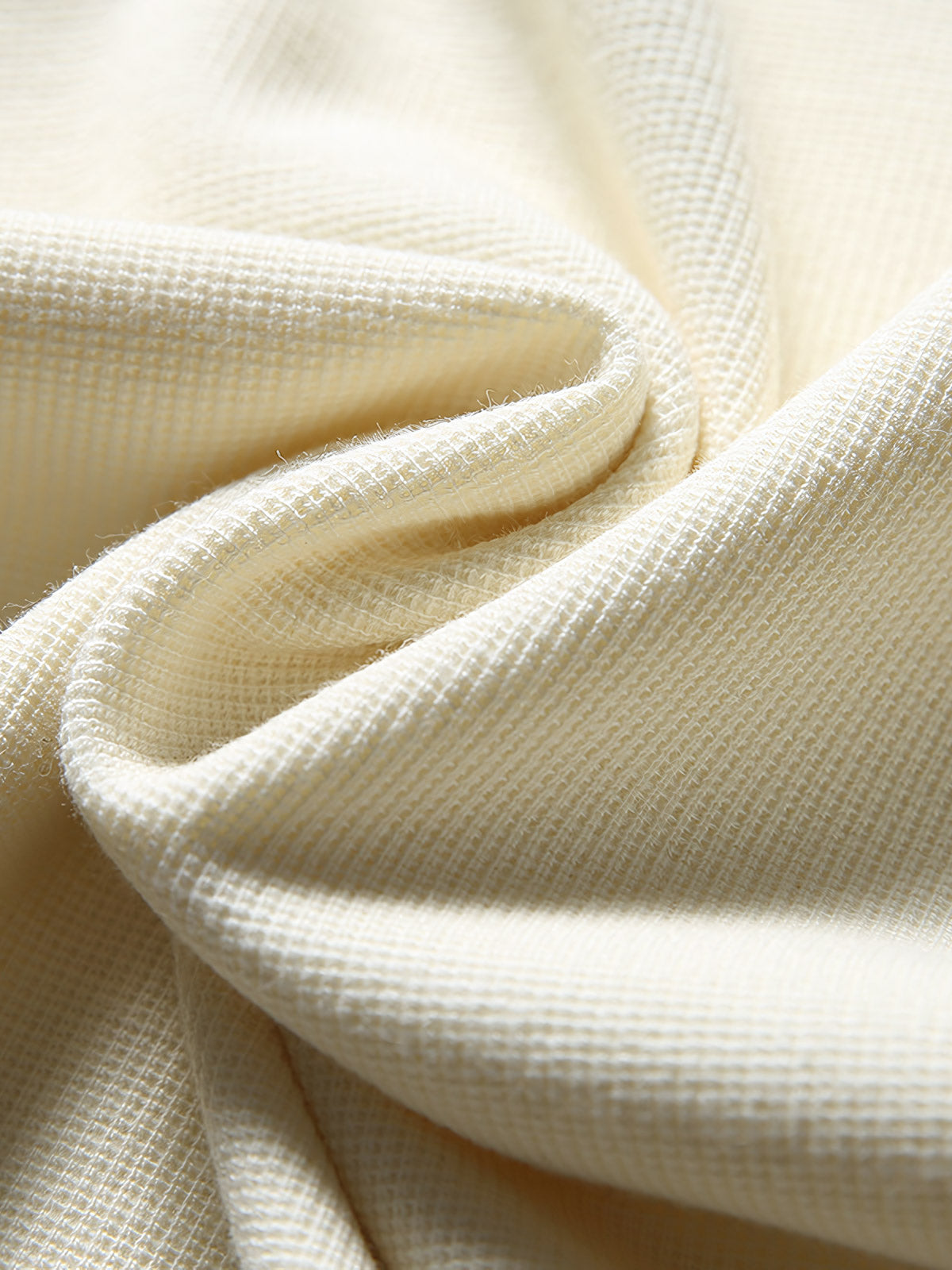 詳細画像: ワッフルテクスチャーと胸ポケットのディテール特写