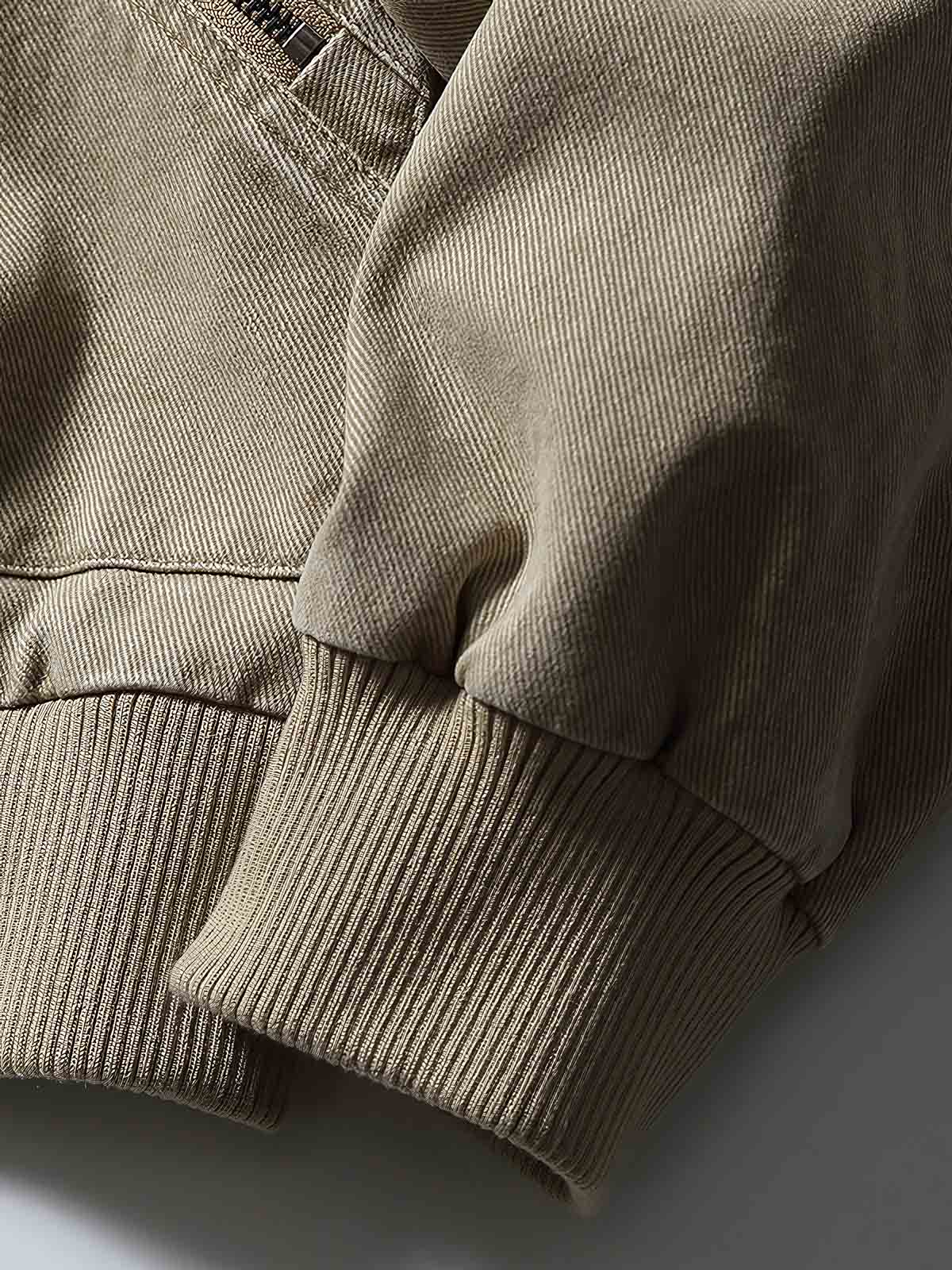 製品画像: レザーカラーワークジャケットの正面展示
詳細画像: ジャケットのレザー襟とジップポケットのディテール展示