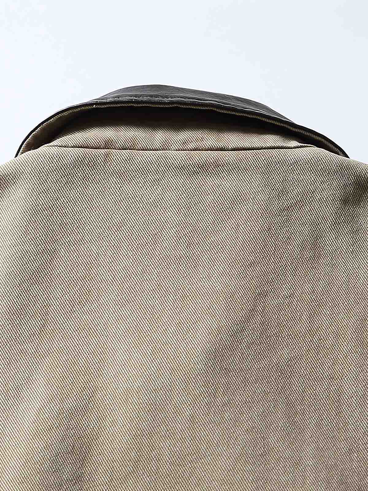 製品画像: レザーカラーワークジャケットの正面展示
詳細画像: ジャケットのレザー襟とジップポケットのディテール展示