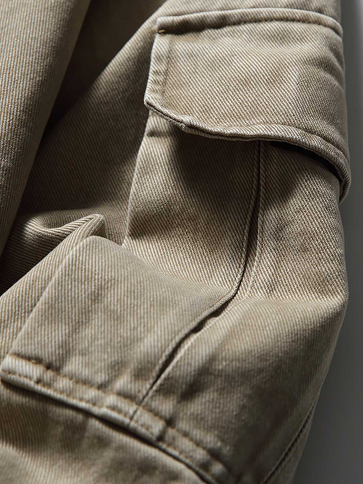 製品画像: レザーカラーワークジャケットの正面展示
詳細画像: ジャケットのレザー襟とジップポケットのディテール展示