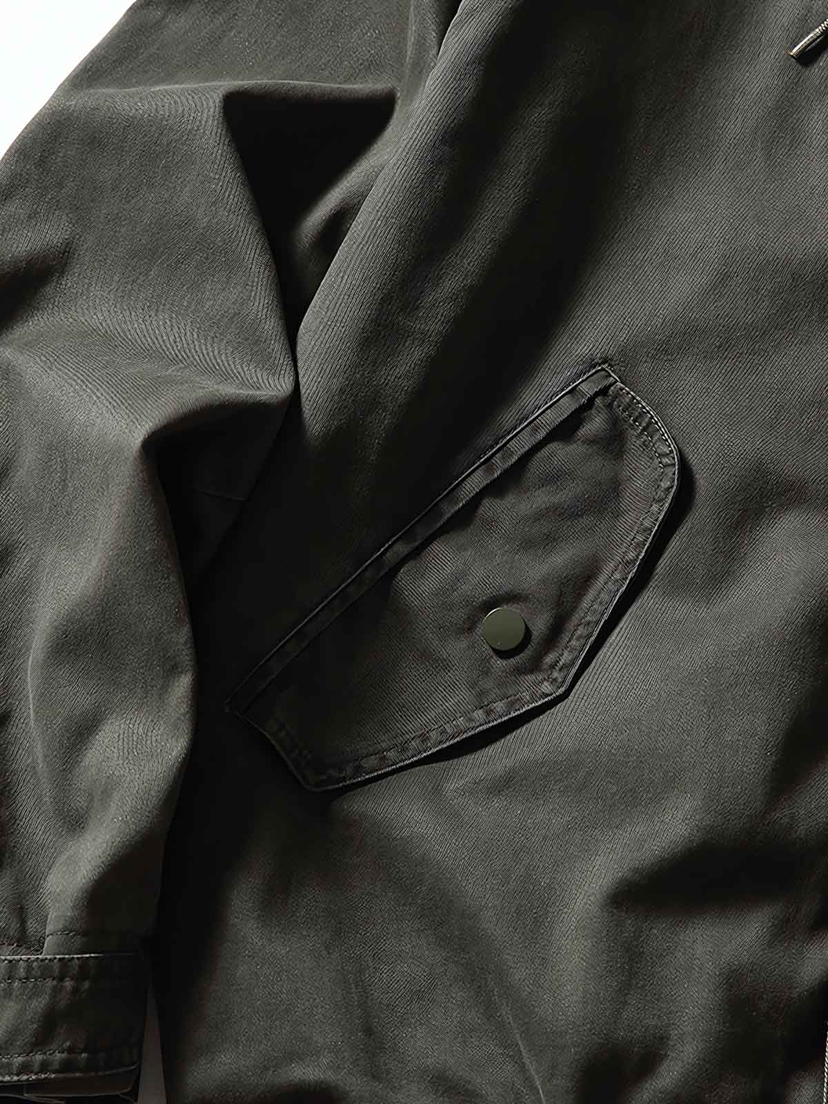 製品画像
フード付きワークジャケット クラシックなミリタリーとアウトドアスタイルを融合したデザイン。現代的な工芸技術を取り入れ、実用性とスタイルを兼ね備えたワークジャケット。

詳細画像
フード付きワークジャケットのディテール画像 クラシックなミリタリーとアウトドアの要素を取り入れたフロントポケット、ジッパー部分、袖口のディテールが際立つ。