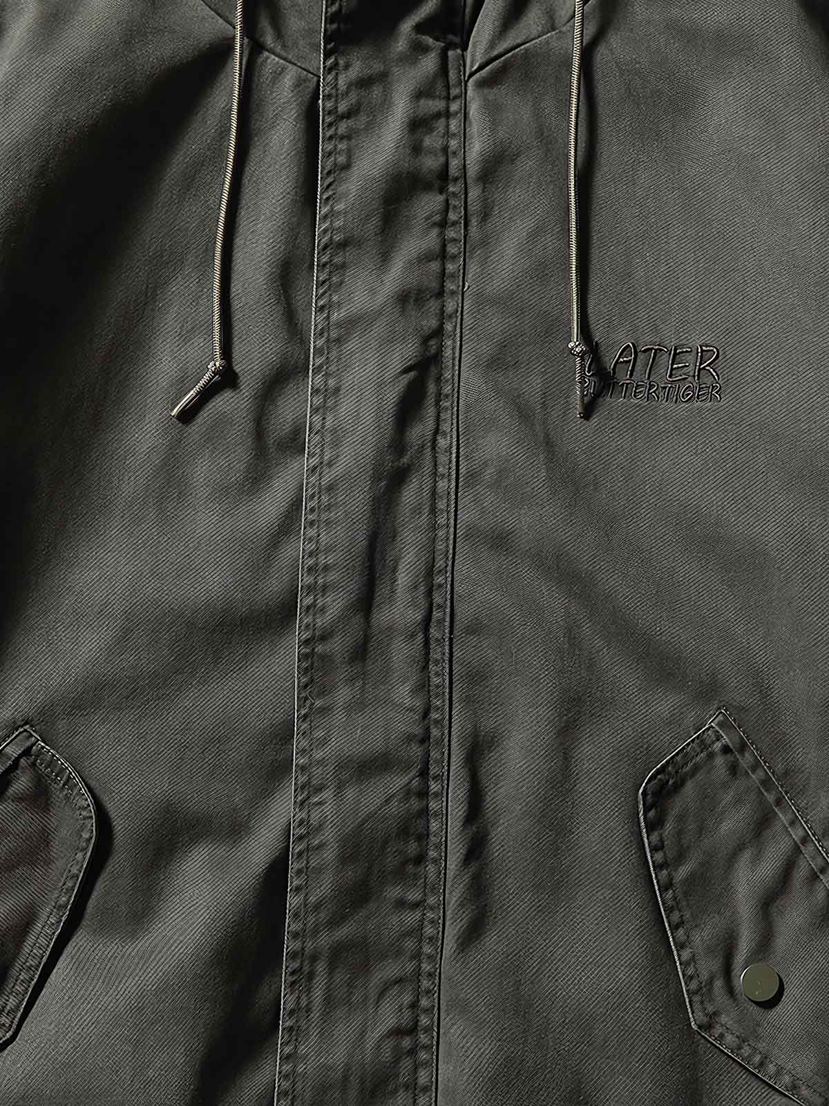 製品画像
フード付きワークジャケット クラシックなミリタリーとアウトドアスタイルを融合したデザイン。現代的な工芸技術を取り入れ、実用性とスタイルを兼ね備えたワークジャケット。

詳細画像
フード付きワークジャケットのディテール画像 クラシックなミリタリーとアウトドアの要素を取り入れたフロントポケット、ジッパー部分、袖口のディテールが際立つ。