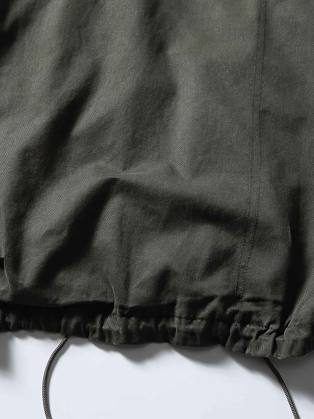 製品画像
フード付きワークジャケット クラシックなミリタリーとアウトドアスタイルを融合したデザイン。現代的な工芸技術を取り入れ、実用性とスタイルを兼ね備えたワークジャケット。

詳細画像
フード付きワークジャケットのディテール画像 クラシックなミリタリーとアウトドアの要素を取り入れたフロントポケット、ジッパー部分、袖口のディテールが際立つ。