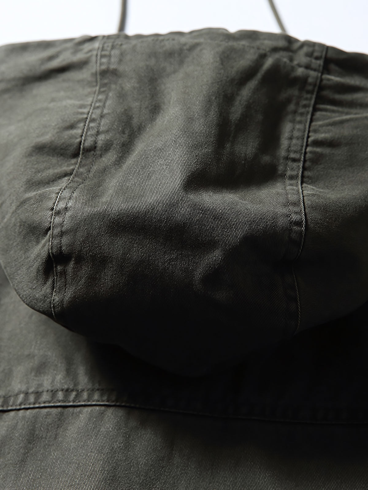 製品画像
フード付きワークジャケット クラシックなミリタリーとアウトドアスタイルを融合したデザイン。現代的な工芸技術を取り入れ、実用性とスタイルを兼ね備えたワークジャケット。

詳細画像
フード付きワークジャケットのディテール画像 クラシックなミリタリーとアウトドアの要素を取り入れたフロントポケット、ジッパー部分、袖口のディテールが際立つ。