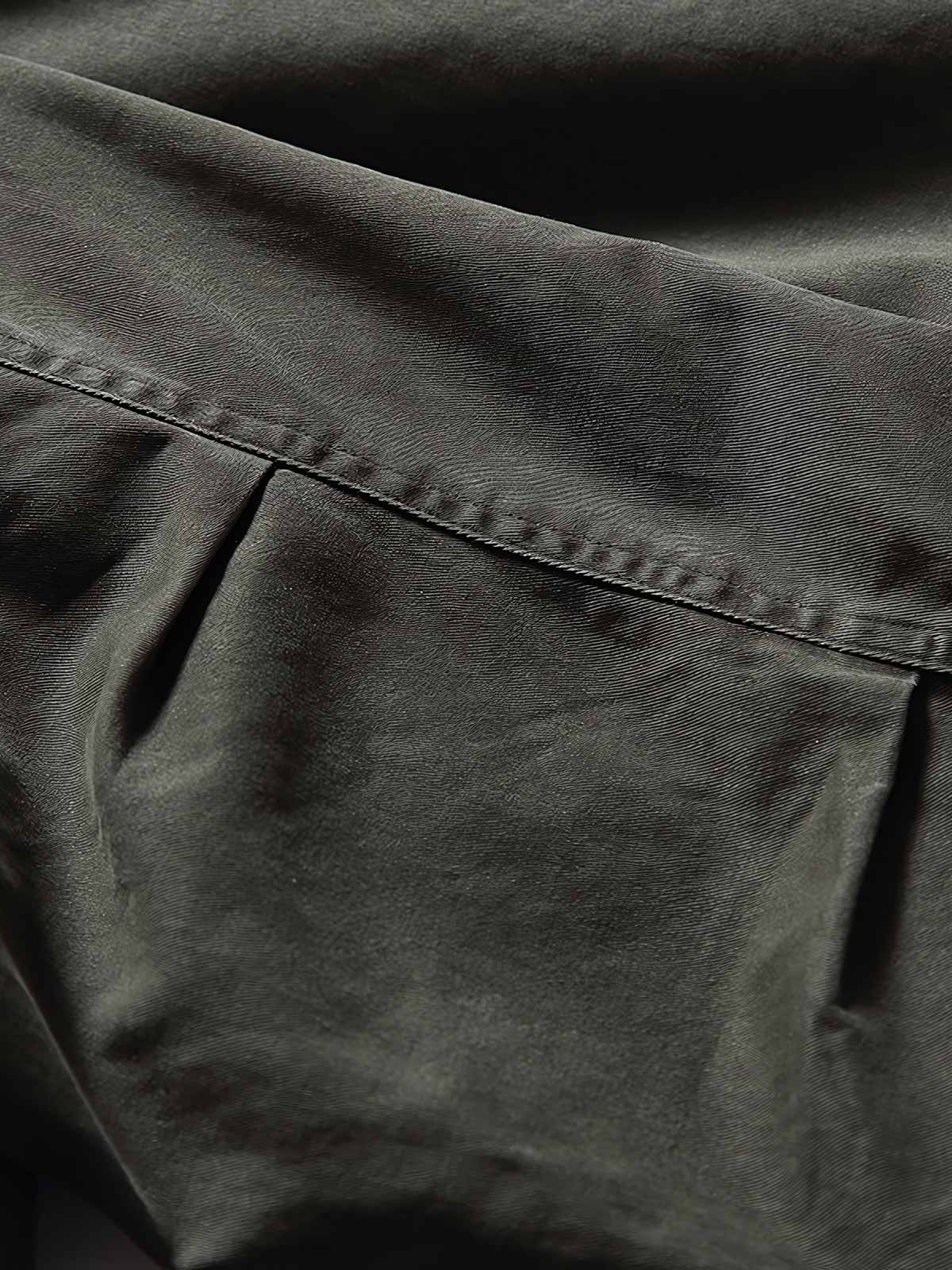 製品画像
フード付きワークジャケット クラシックなミリタリーとアウトドアスタイルを融合したデザイン。現代的な工芸技術を取り入れ、実用性とスタイルを兼ね備えたワークジャケット。

詳細画像
フード付きワークジャケットのディテール画像 クラシックなミリタリーとアウトドアの要素を取り入れたフロントポケット、ジッパー部分、袖口のディテールが際立つ。