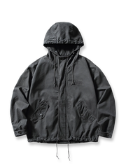 製品画像
フード付きワークジャケット クラシックなミリタリーとアウトドアスタイルを融合したデザイン。現代的な工芸技術を取り入れ、実用性とスタイルを兼ね備えたワークジャケット。

詳細画像
フード付きワークジャケットのディテール画像 クラシックなミリタリーとアウトドアの要素を取り入れたフロントポケット、ジッパー部分、袖口のディテールが際立つ。