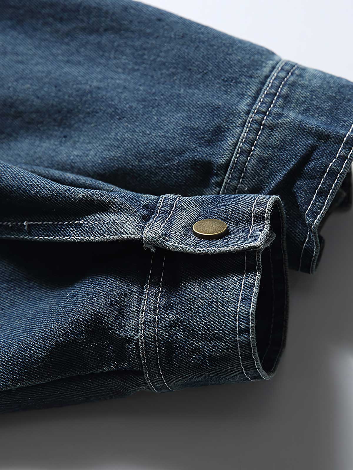 立体的な大ポケットとフード脱着機能のディテール