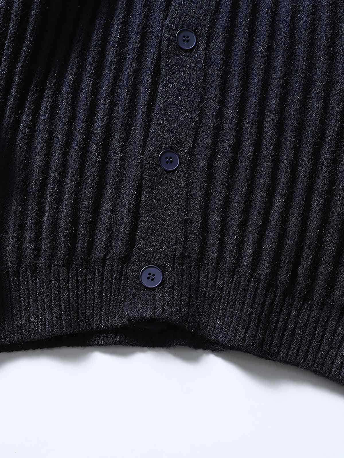 製品画像
"ストライプ ニット編み カーディガン、リブ編みの裾デザインでフィット感を向上させ、精緻なストライプ編みが視覚的にスタイルを引き立てるカーディガン、柔らかく伸縮性のあるニット素材"

詳細画像
"ストライプ編みが特徴的なニットカーディガン、リブ編みの裾デザインで着心地とフィット感を向上、柔らかなニット素材で暖かさと伸縮性を提供、ネイビーとコーヒー色の2色展開"