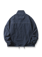 製品画像: 防水・リフレクター付き100%ナイロントレンドスポーツジャケット全体画像。アウトドアや日常使いに適したデザインで、防水性能とリフレクターデザインが際立ちます。

詳細画像: 夜間の安全性を高めるリフレクターデザインと、スタイリッシュな配色のディテールクローズアップ。防水機能とトレンド感を両立した高性能ジャケット。