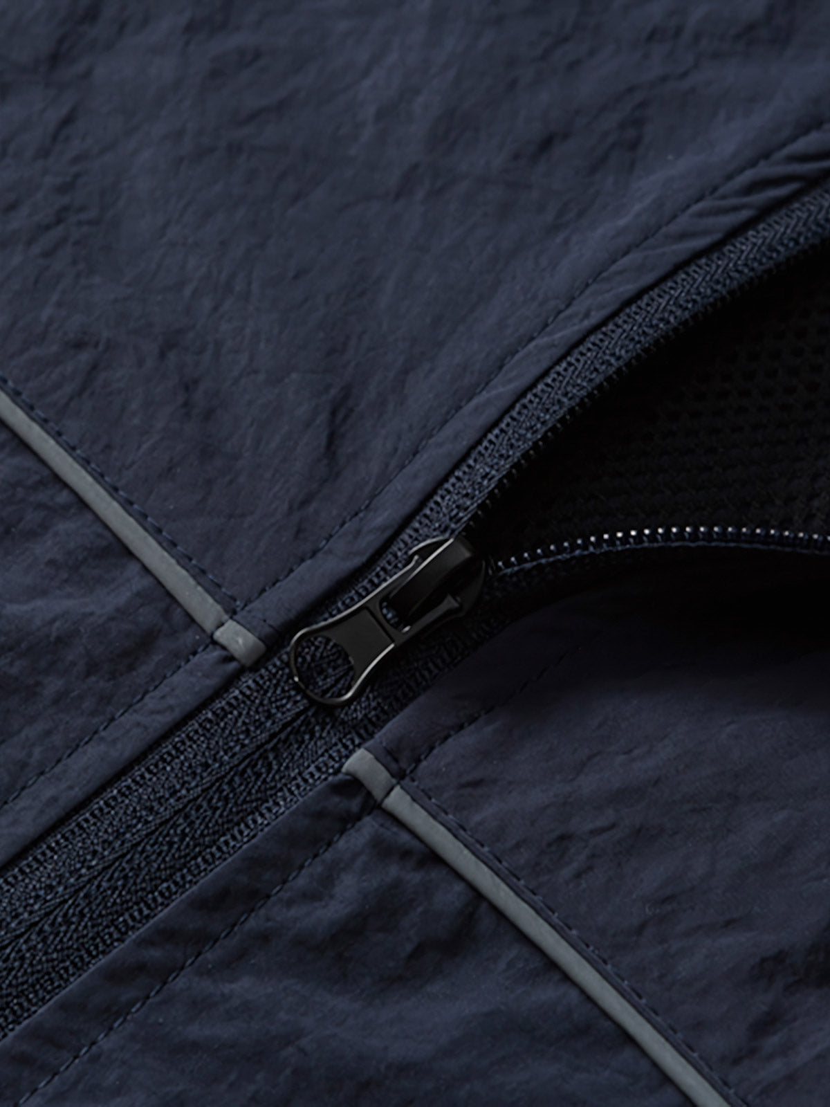 製品画像: 防水・リフレクター付き100%ナイロントレンドスポーツジャケット全体画像。アウトドアや日常使いに適したデザインで、防水性能とリフレクターデザインが際立ちます。

詳細画像: 夜間の安全性を高めるリフレクターデザインと、スタイリッシュな配色のディテールクローズアップ。防水機能とトレンド感を両立した高性能ジャケット。