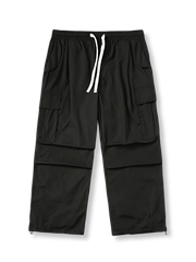 ヴィンテージスタイルの機能性パラシュートパンツのフロントビュー