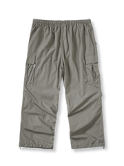 ヴィンテージスタイルの機能性パラシュートパンツのフロントビュー