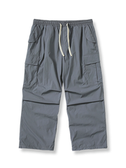 ヴィンテージスタイルの機能性パラシュートパンツのフロントビュー