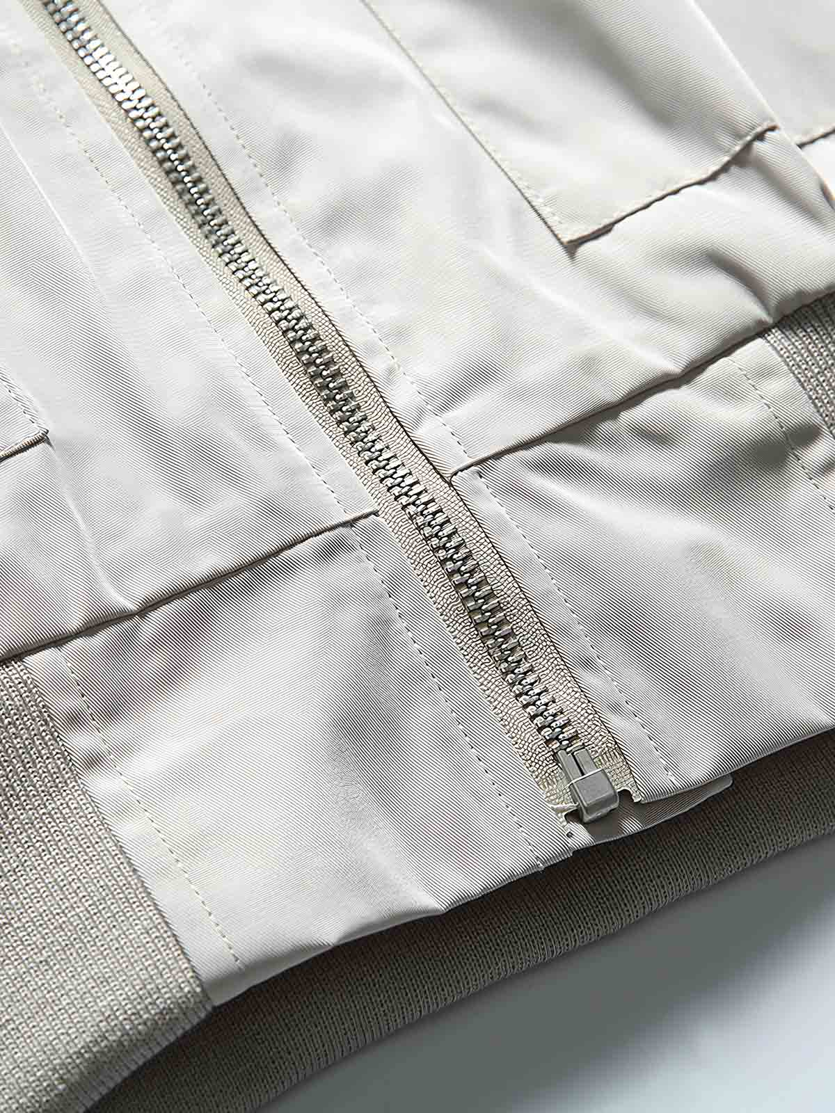 製品画像
"改良型カラーMA-1フライトジャケット、クラシックなMA-1デザインに新しいカラーリングを採用、メタルジッパーと多機能ポケットで実用性アップ、快適なシルエットで日常のカジュアルスタイルから特別なシーンまで活躍"

詳細画像
"改良型カラーMA-1フライトジャケット、個性的なカラーバリエーション、メタルジッパーと多機能ポケットデザイン、改良されたシルエットが快適な着心地を提供"