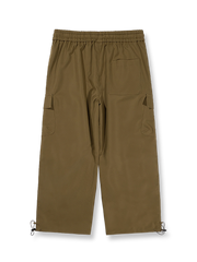 マルチポケット付きワイドレッグカジュアルパンツのフロントビュー