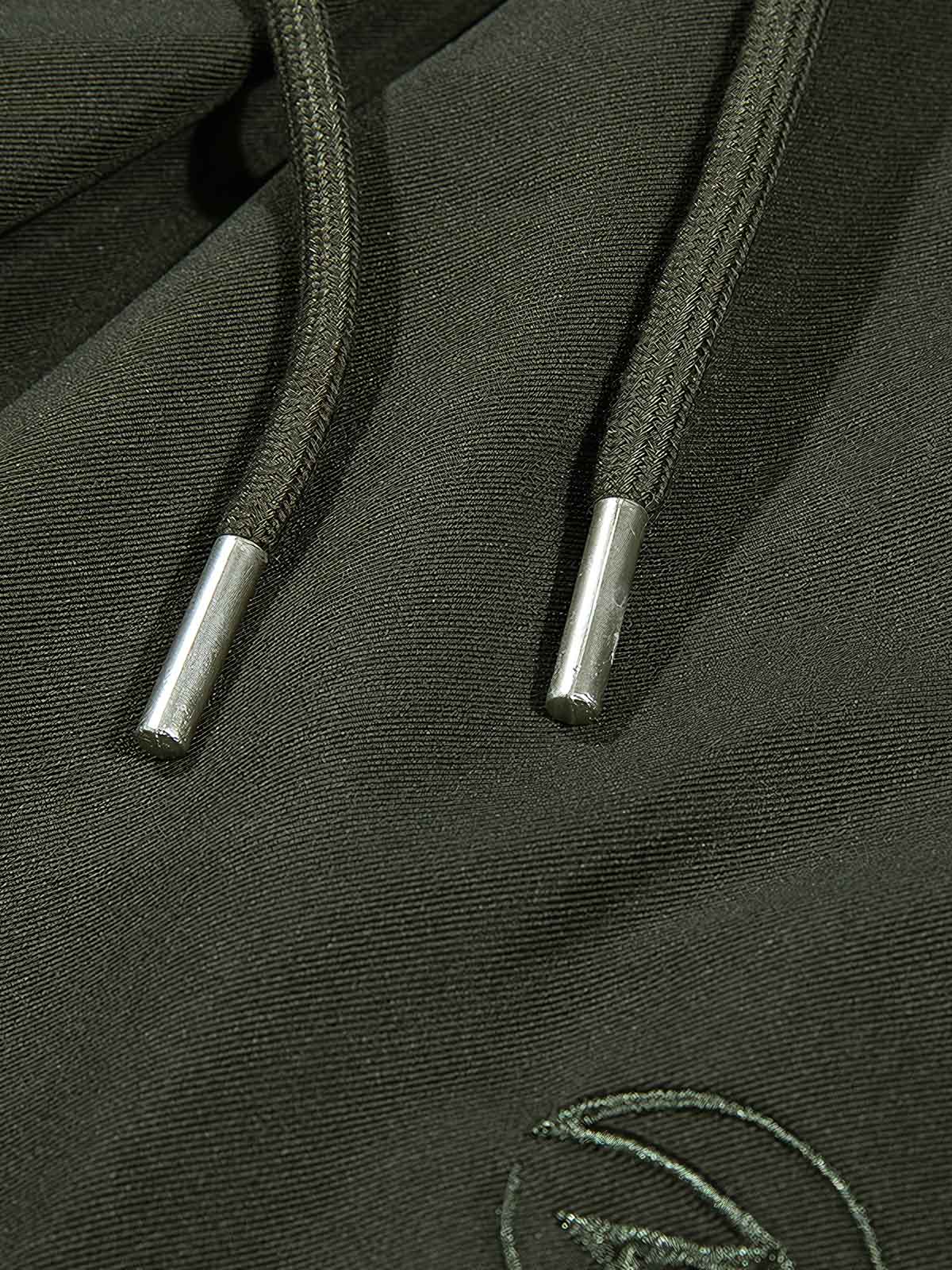 マルチポケットとワイドレッグデザインのディテール