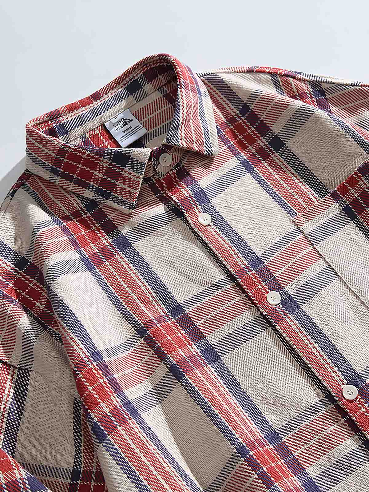 チェック柄とバッジのディテール