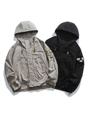 製品画像: エポレット付きフードワークジャケットの正面展示。ミリタリー風デザインと実用性を兼ね備え、防風・防水機能でアウトドアにも最適。エポレットと多機能パッチが特徴的。

詳細画像: エポレットディテールと袖口のパッチ、ドローコード付き裾の調整可能なデザインが際立つ。軽量で着やすい100%ポリエステル素材が防風・防水機能を提供。